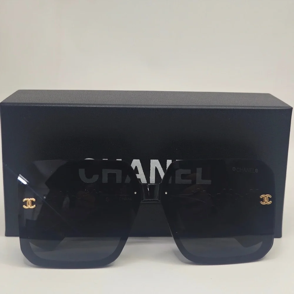 CHANEL Elegant Black Sunglasses with Gold Accents - Picture 5 of 6